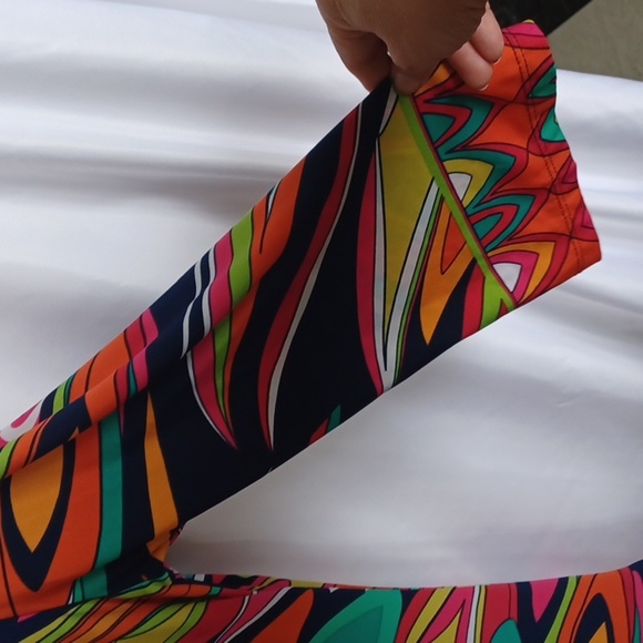 J. Valdi Women's 70s Printed Dress deep V Neck  Size M, stretchy, 20" ptp - Picture 3 of 7